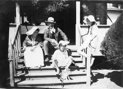1910 Rosalia, Leonid, Lydia and Josephine on the dacha steps